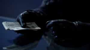 Nach dem Krypto-Betrug plötzlich selbst beschuldigt: Wie Opfer zu Finanzagenten werden, warum eine Zivilklage droht und wie Sie Ihre Gutgläubigkeit belegen.